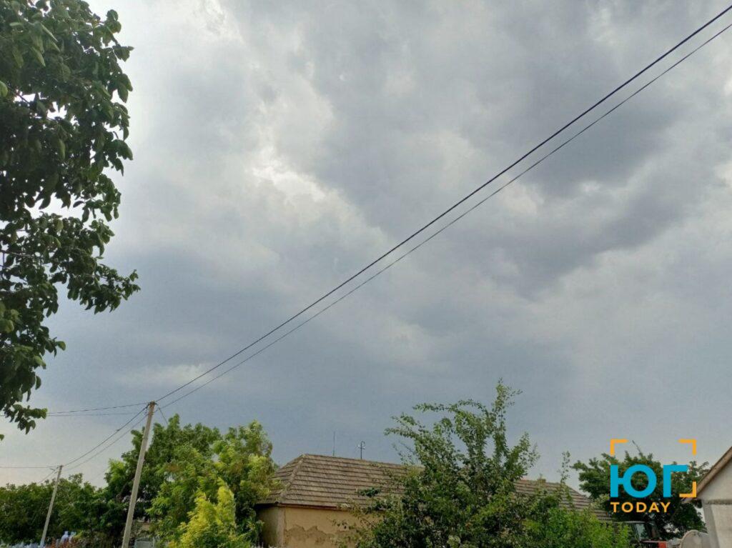 В Ізмаїлі пройшов дощ та ураганний вітер, в районі чутно грім (ФОТО) В Ізмаїлі пройшов дощ та ураганний вітер, в районі чутно грім (ФОТО)