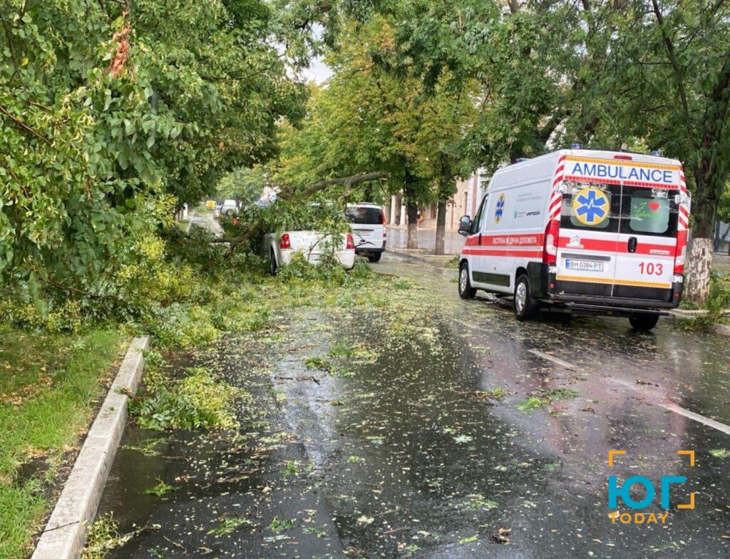 В Ізмаїлі пройшов дощ та ураганний вітер, в районі чутно грім (ФОТО) В Ізмаїлі пройшов дощ та ураганний вітер, в районі чутно грім (ФОТО)
