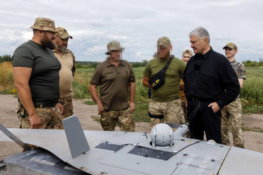 Військовослужбовці ЗСУ та Петро Порошенко ЗСУ, SuperСam, трофей, Петро Порошенко, фото