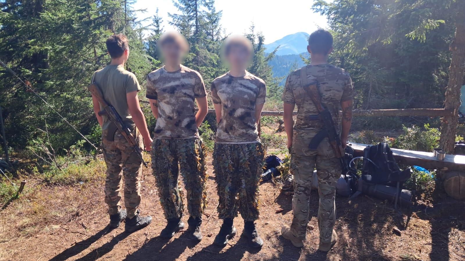 У горах Закарпаття затримали ухилянтів у камуфльованих «кікіморах» У горах Закарпаття затримали ухилянтів у камуфльованих «кікіморах»