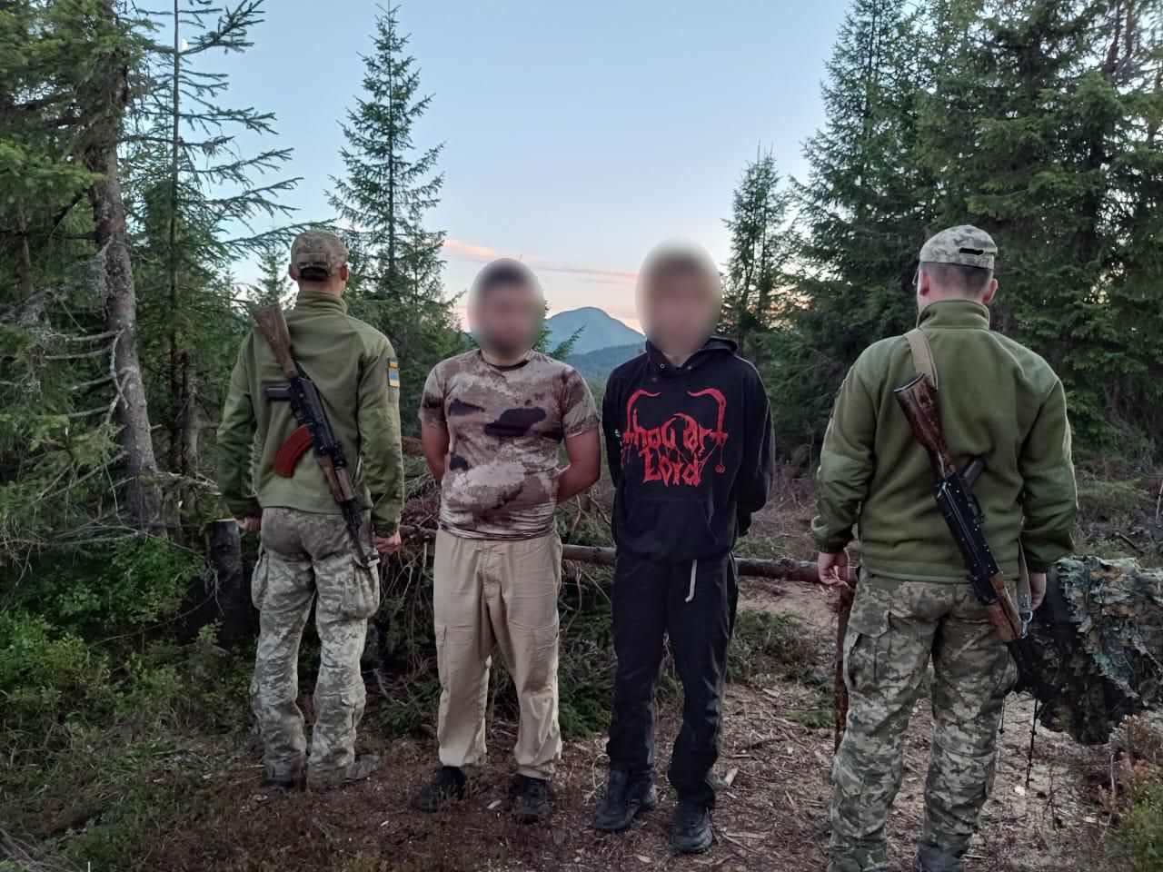 У горах Закарпаття затримали ухилянтів у камуфльованих «кікіморах» У горах Закарпаття затримали ухилянтів у камуфльованих «кікіморах»