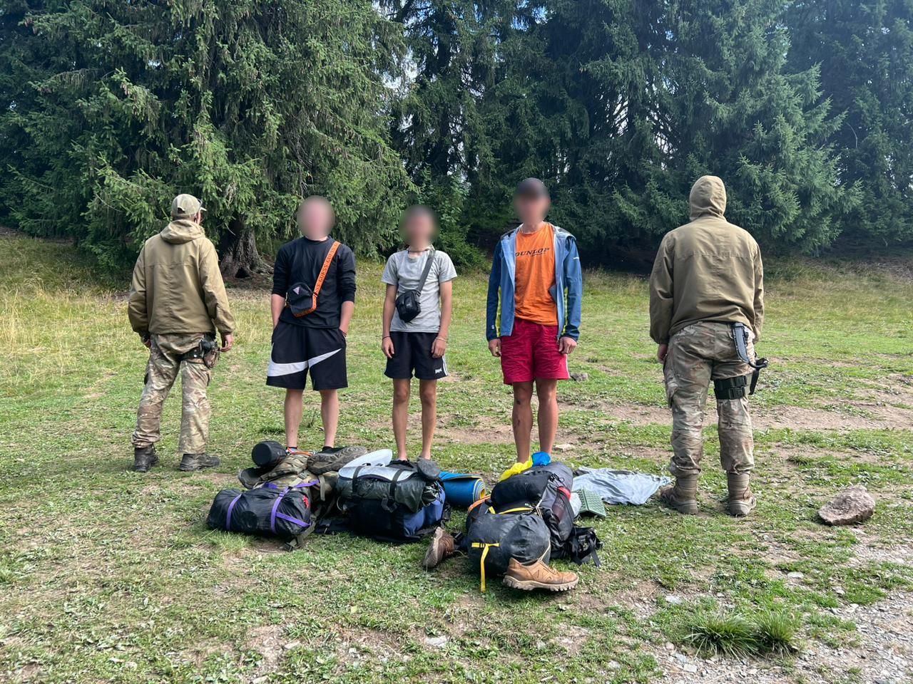 У горах Закарпаття затримали ухилянтів у камуфльованих «кікіморах» У горах Закарпаття затримали ухилянтів у камуфльованих «кікіморах»