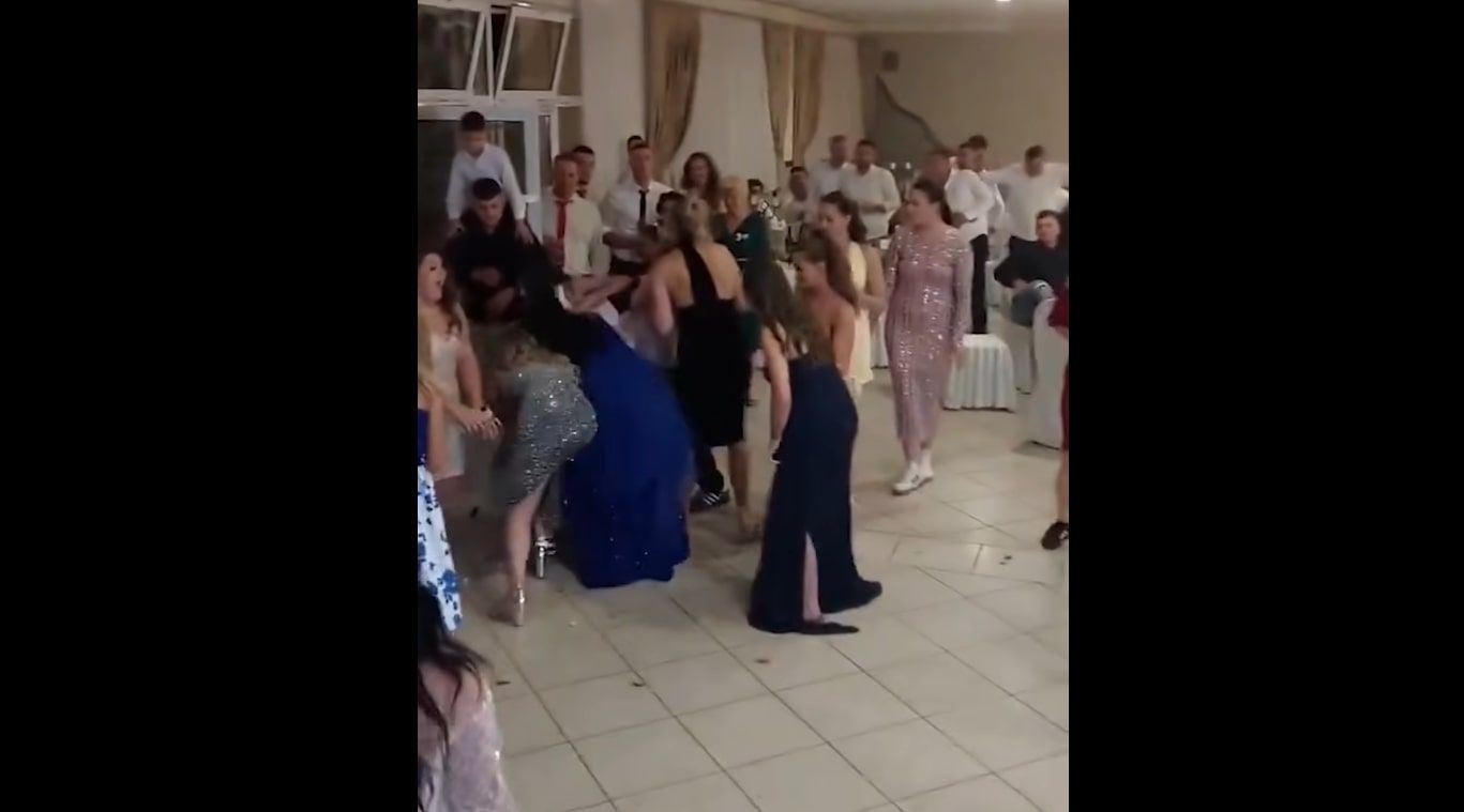 Бійки на весіллі - подруги нареченої побилися за букет - відео Бійки на весіллі - подруги нареченої побилися за букет - відео