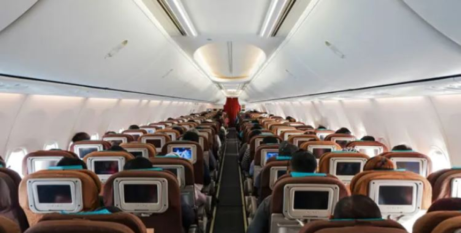 Салон самолета, на борту лайнера, авиация Австралийская авиакомпания Qantas, фильм для взрослых, курьезы во время перелета, смешные истории, странные случаи