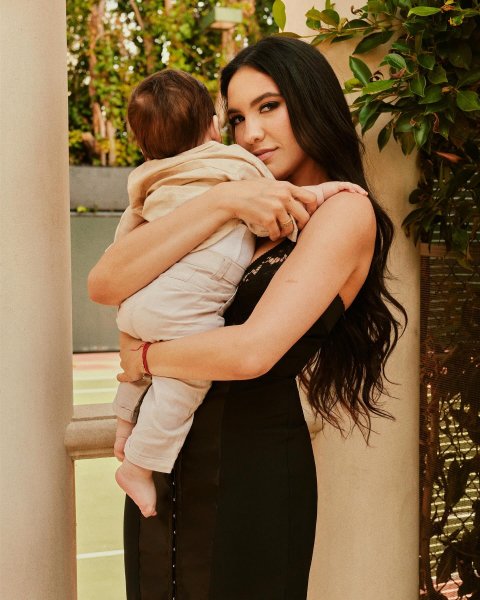 Нур Альфалла Нур Альфаллах із сином