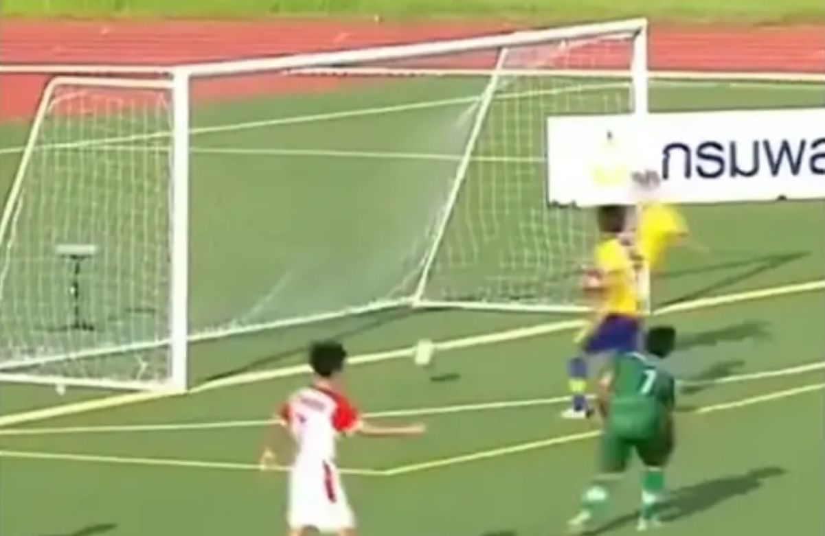 В Таиланде произошел забавный случай с футболистом, рано начавшим праздновать гол В Таиланде произошел забавный случай с футболистом, рано начавшим праздновать гол