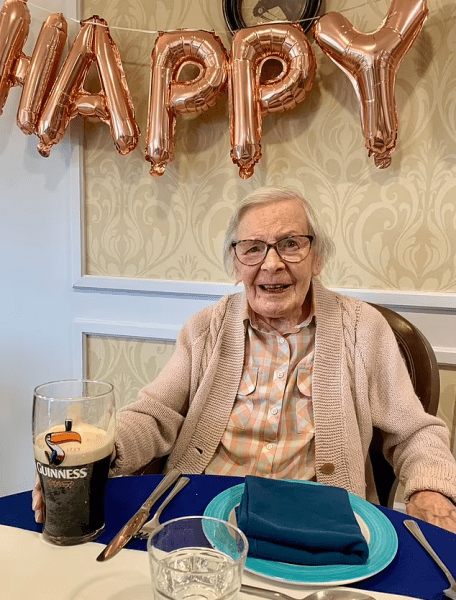 Пожилая женщина, старая женщина Пожилая женщина, старуха, бабушка, 105-летняя женщина, секрет долголетия, день рождения, как дожить до 100 лет