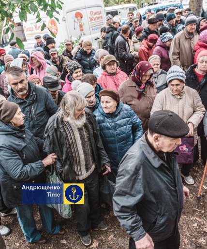 У будинках холодно, а люди шикуються в чергу за їжею: як живе Маріуполь в окупації У будинках холодно, а люди шикуються в чергу за їжею: як живе Маріуполь в окупації