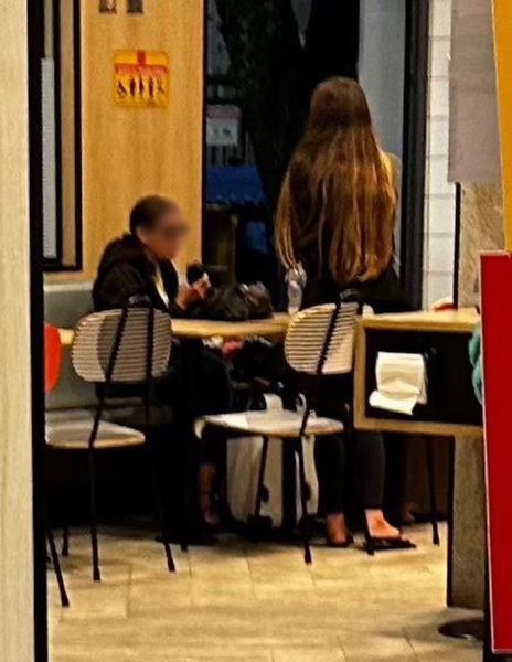 “Персонал до нас добре ставиться”: мати і донька три місяці “живуть” у McDonald’s (фото) “Персонал до нас добре ставиться”: мати і донька три місяці “живуть” у McDonald’s (фото)