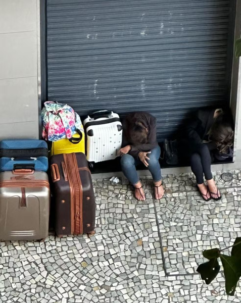 “Персонал до нас добре ставиться”: мати і донька три місяці “живуть” у McDonald’s (фото) “Персонал до нас добре ставиться”: мати і донька три місяці “живуть” у McDonald’s (фото)