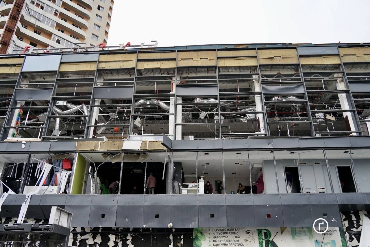 Наслідки удару Росії: як виглядає супермаркет у Харкові після атаки Наслідки удару Росії: як виглядає супермаркет у Харкові після атаки