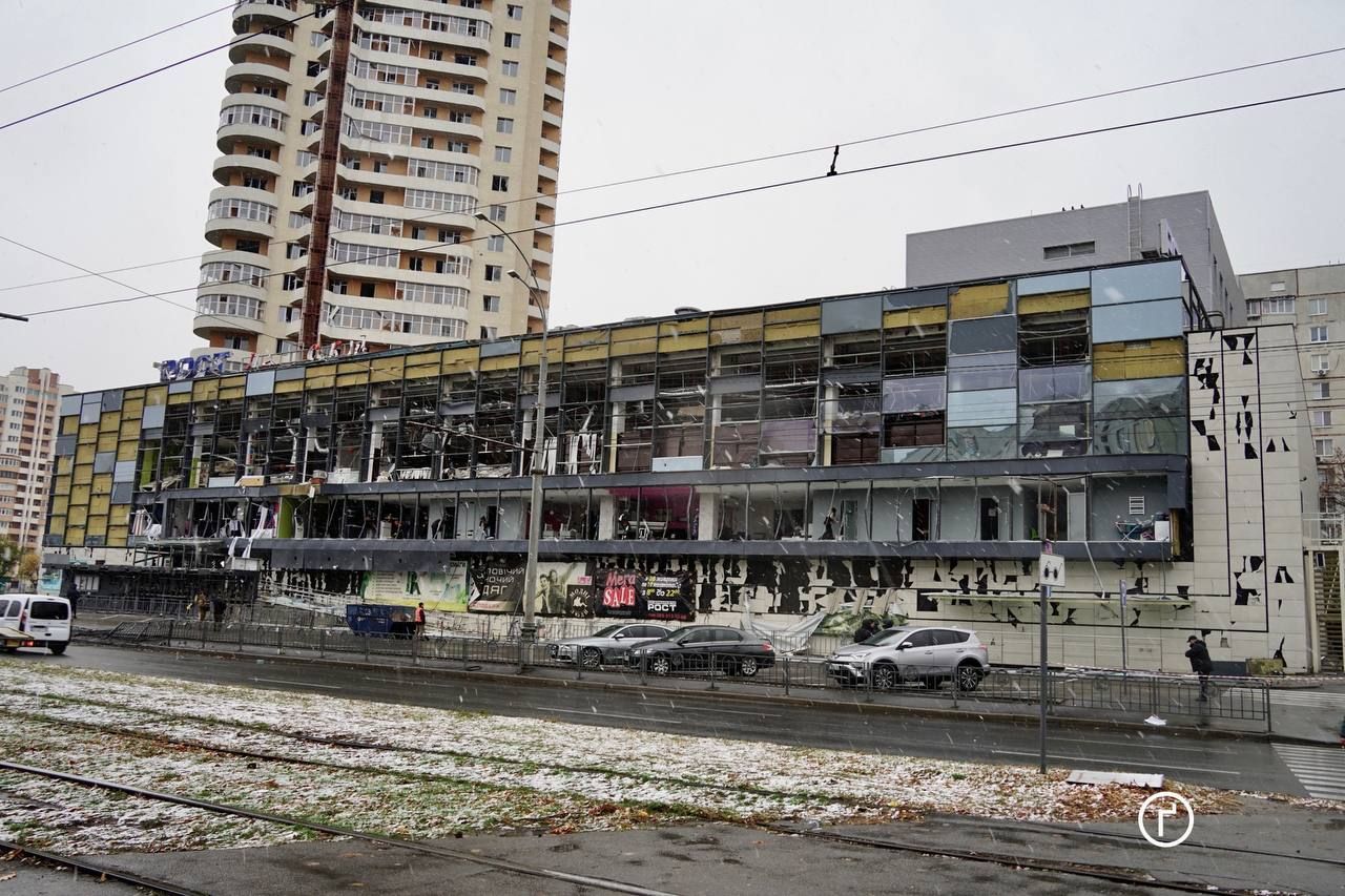 Наслідки удару Росії: як виглядає супермаркет у Харкові після атаки Наслідки удару Росії: як виглядає супермаркет у Харкові після атаки