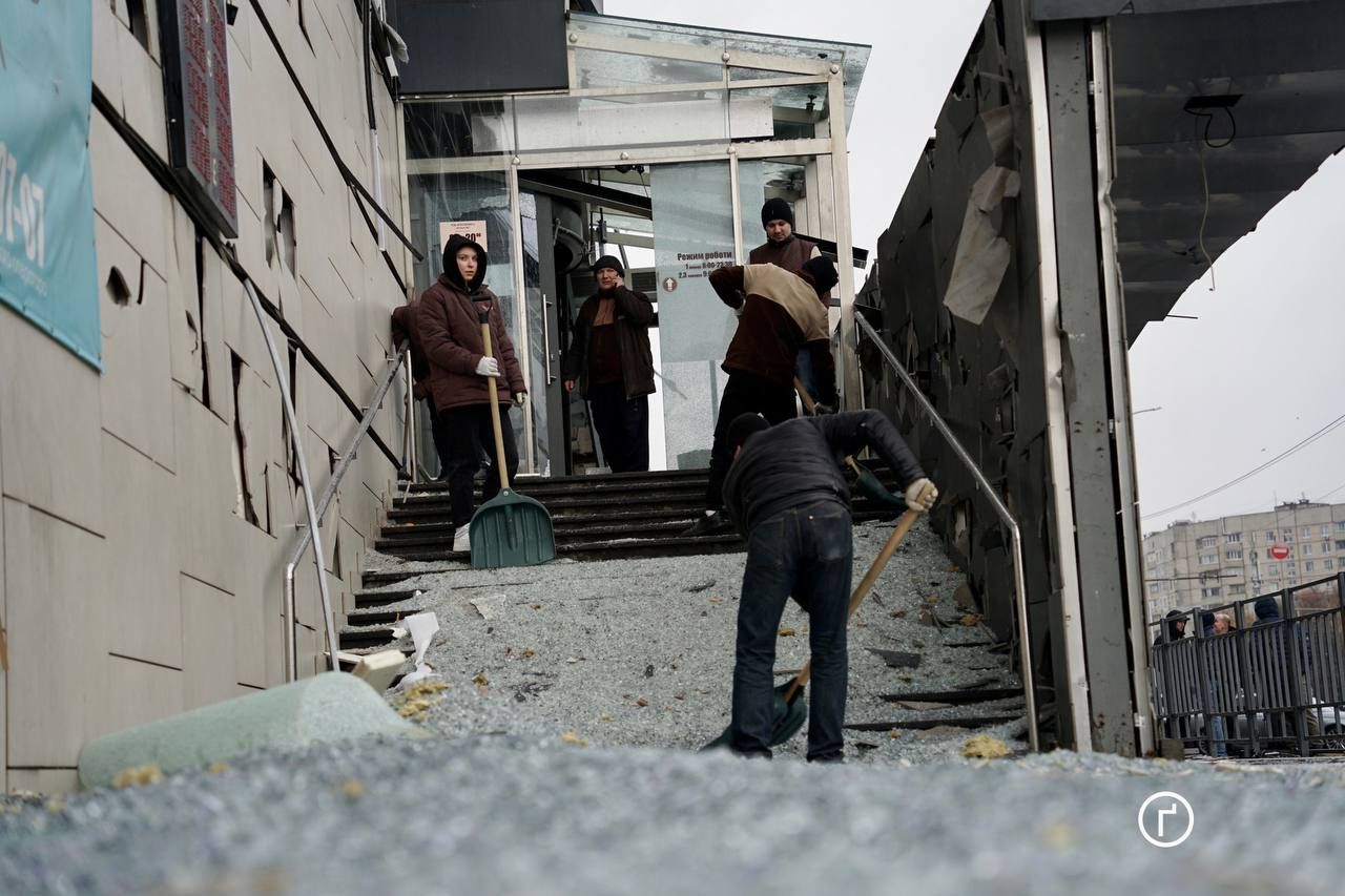 Наслідки удару Росії: як виглядає супермаркет у Харкові після атаки Наслідки удару Росії: як виглядає супермаркет у Харкові після атаки