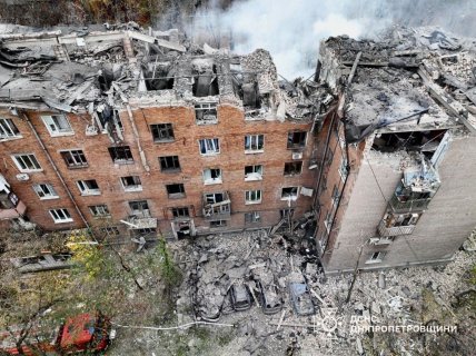 Перші хвилини після удару по Кривому Рогу та меморіал з іграшок: як виглядає місце трагедії зараз (відео, фото) Перші хвилини після удару по Кривому Рогу та меморіал з іграшок: як виглядає місце трагедії зараз (відео, фото)