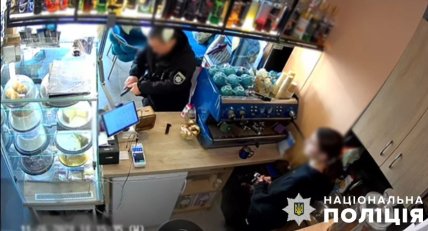 Видавав себе за поліцейського та розмахував пістолетом у кафе: у Києві затримали чоловіка Видавав себе за поліцейського та розмахував пістолетом у кафе: у Києві затримали чоловіка