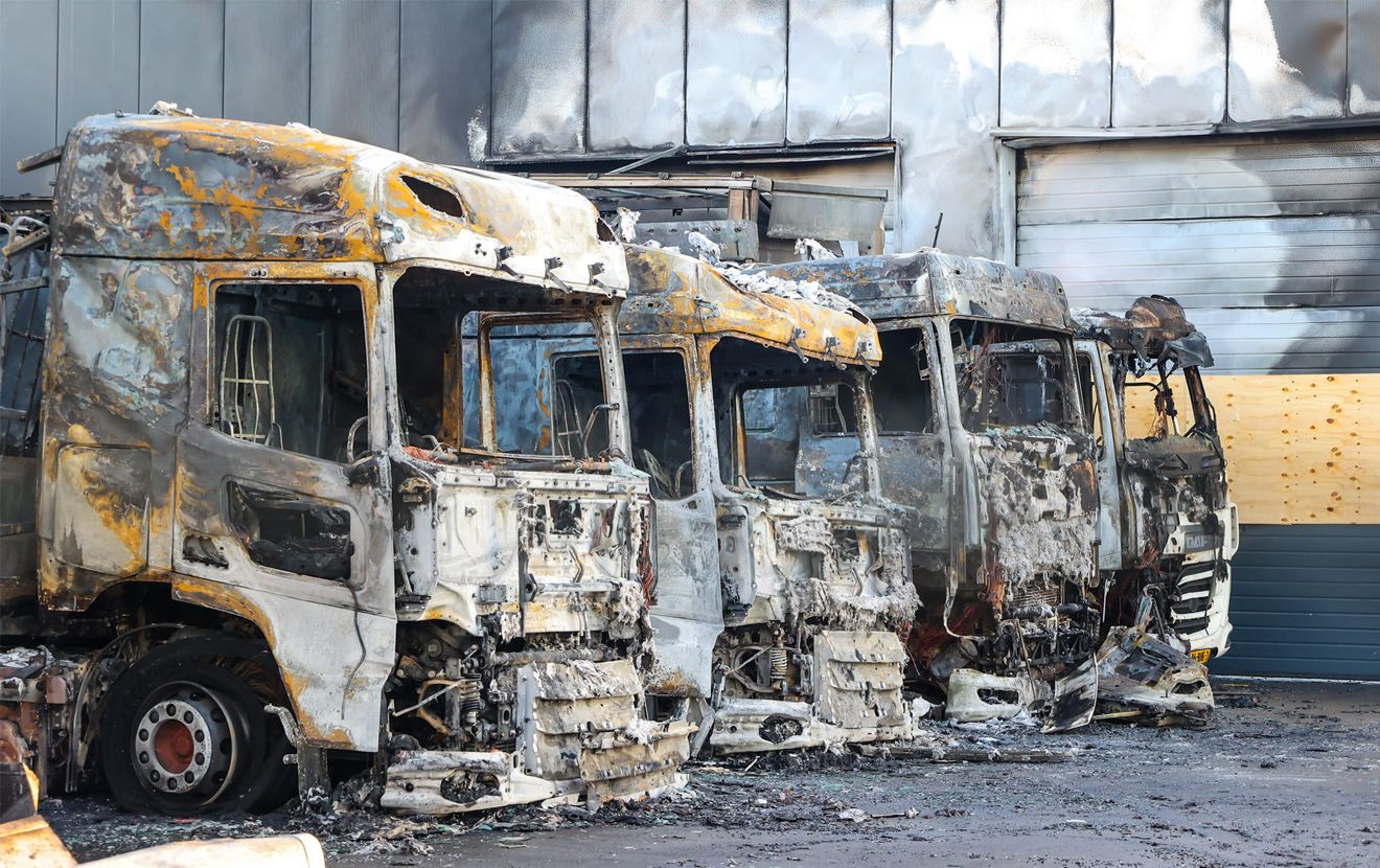 У Нідерландах спалили цілий автопарк вантажівок: фото, відео