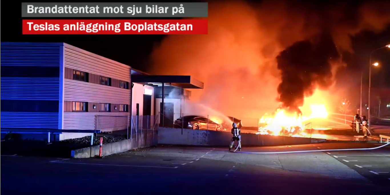 У Нідерландах спалили цілий автопарк вантажівок: фото, відео У Нідерландах спалили цілий автопарк вантажівок: фото, відео