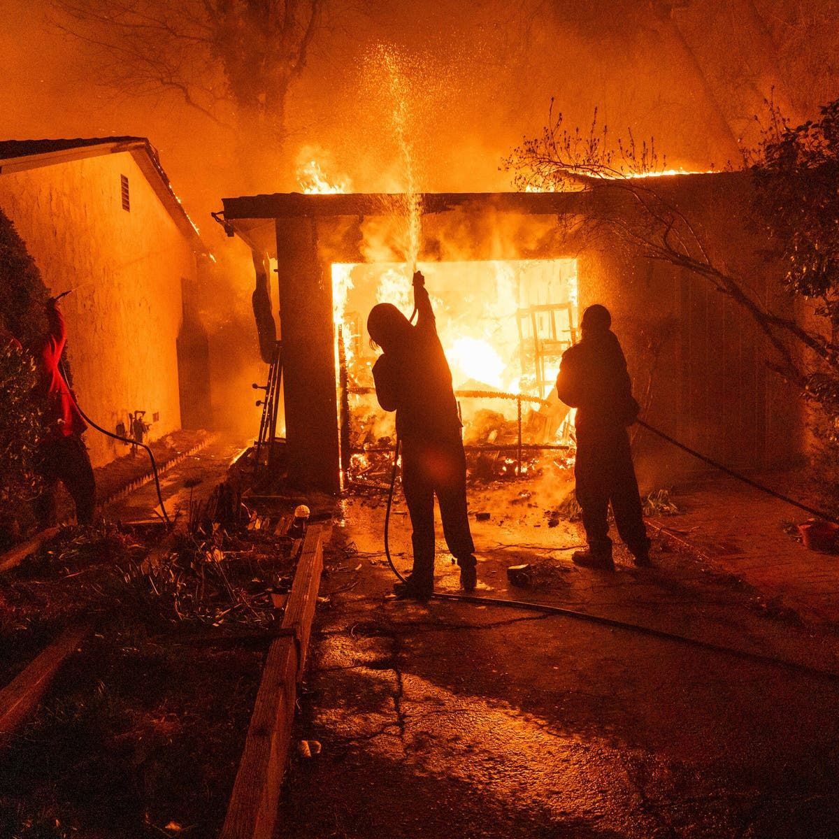 По меньшей мере 24 погибших и выгоревших дотла дома: в Калифорнии продолжаются масштабные лесные пожары По меньшей мере 24 погибших и выгоревших дотла дома: в Калифорнии продолжаются масштабные лесные пожары