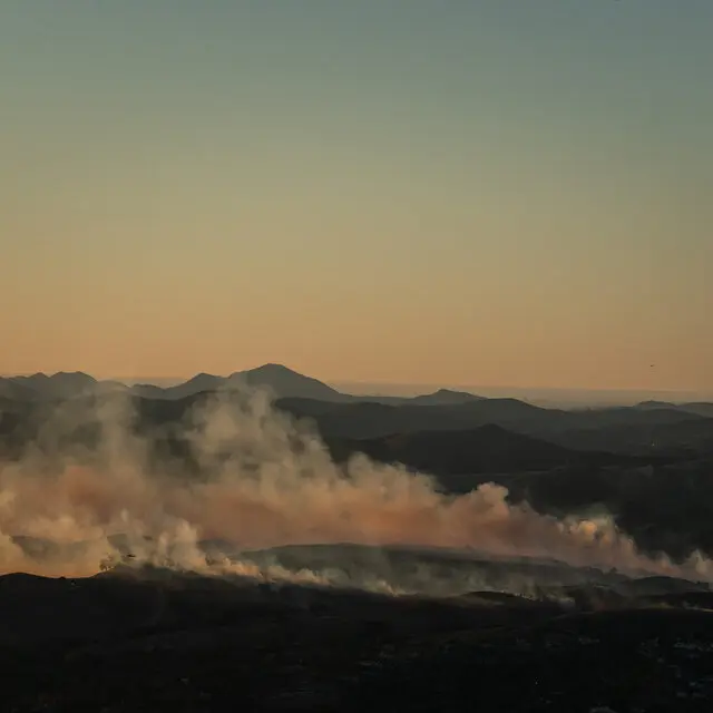 По меньшей мере 24 погибших и выгоревших дотла дома: в Калифорнии продолжаются масштабные лесные пожары По меньшей мере 24 погибших и выгоревших дотла дома: в Калифорнии продолжаются масштабные лесные пожары
