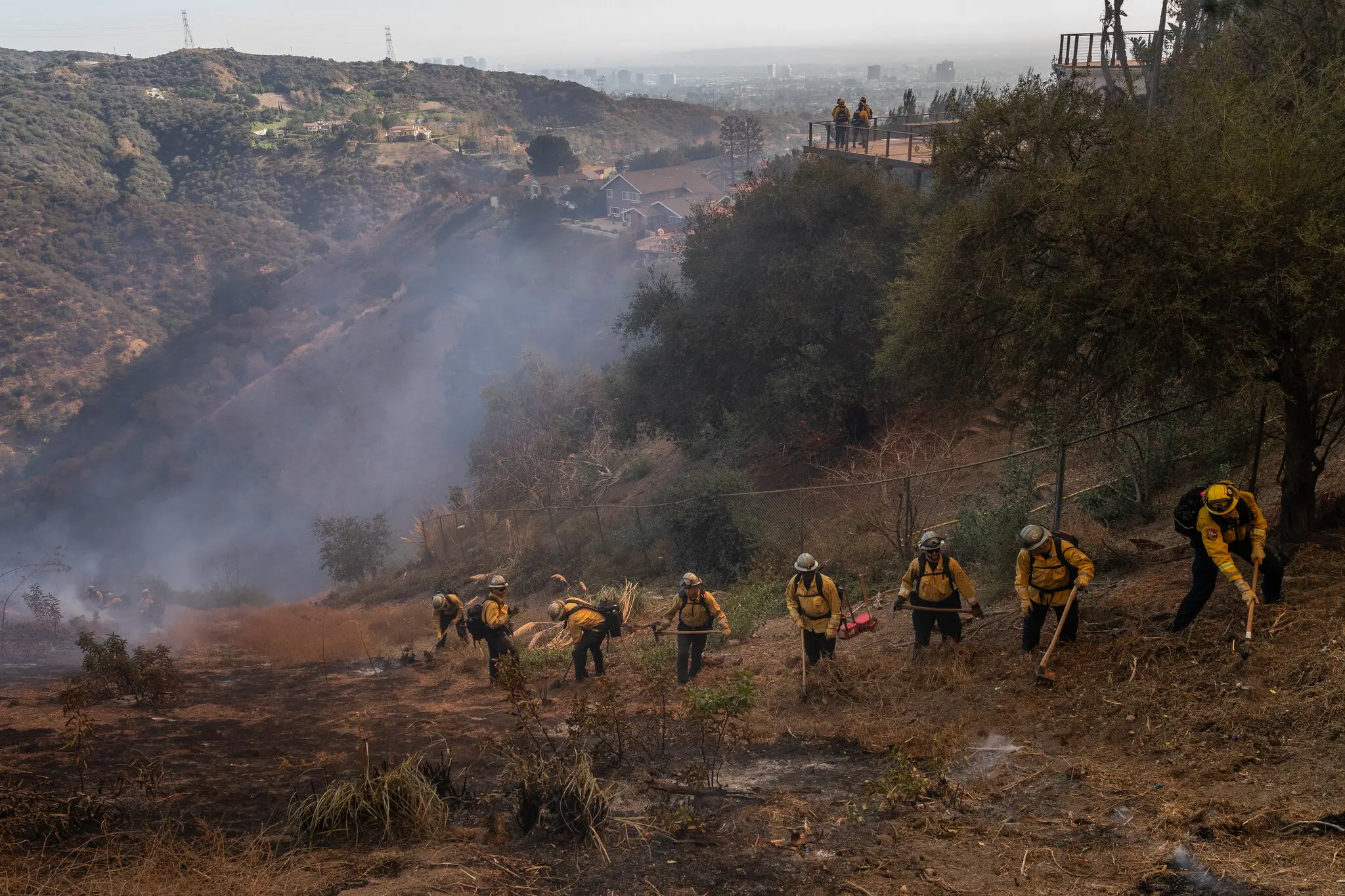 По меньшей мере 24 погибших и выгоревших дотла дома: в Калифорнии продолжаются масштабные лесные пожары По меньшей мере 24 погибших и выгоревших дотла дома: в Калифорнии продолжаются масштабные лесные пожары