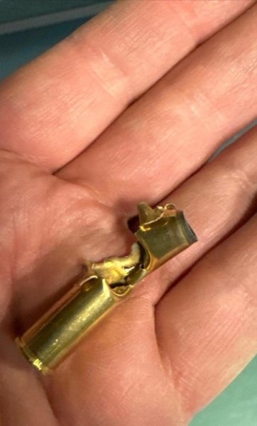 Валерий Залужный тренируется на стрельбище Валерий Залужный, тренировка, стрельбище, стрелковые тренировки, гильзы, вмятины от пули