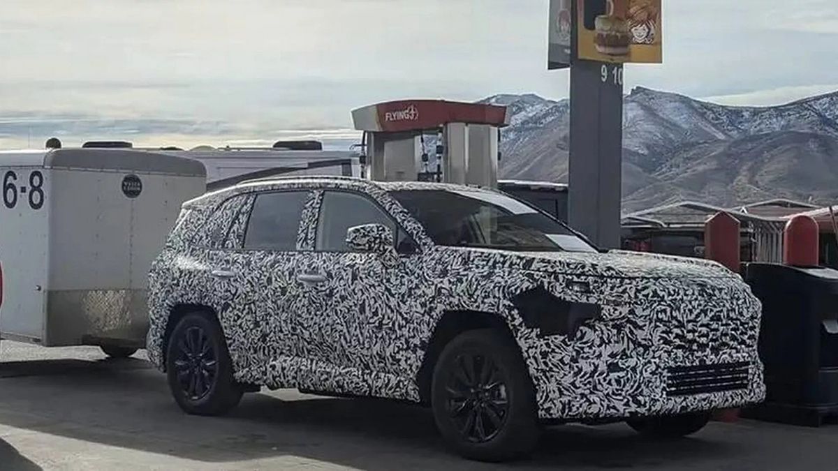 З’явились перші зображення Toyota RAV4 2026 року З’явились перші зображення Toyota RAV4 2026 року