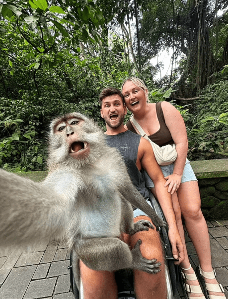 Відпустка вдалася: мавпа зробила незабутнє селфі зі здивованими туристами (фото) Відпустка вдалася: мавпа зробила незабутнє селфі зі здивованими туристами (фото)