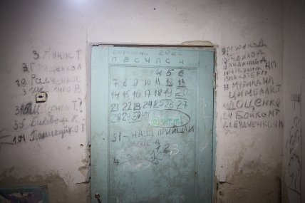 Зеленський спустився до \"підвалу смерті\", де росіяни тримали заручників (фото) Зеленський спустився до \"підвалу смерті\", де росіяни тримали заручників (фото)