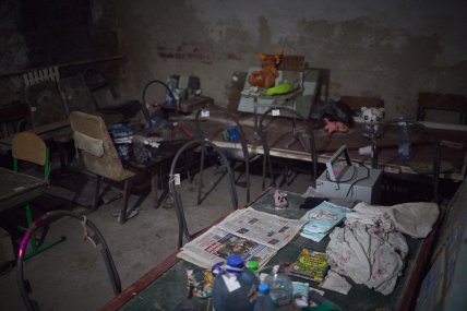 Зеленський спустився до \"підвалу смерті\", де росіяни тримали заручників (фото) Зеленський спустився до \"підвалу смерті\", де росіяни тримали заручників (фото)