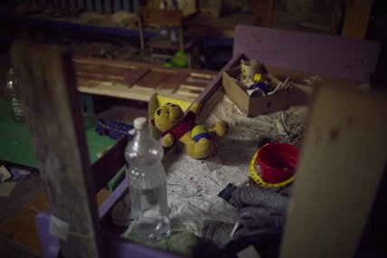 Зеленський спустився до \"підвалу смерті\", де росіяни тримали заручників (фото) Зеленський спустився до \"підвалу смерті\", де росіяни тримали заручників (фото)