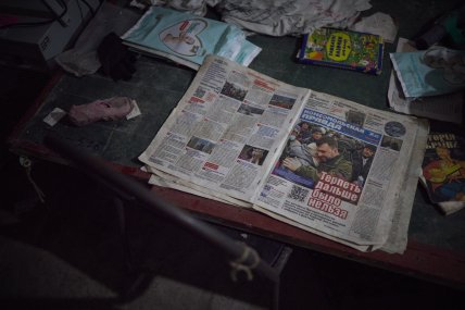 Зеленський спустився до \"підвалу смерті\", де росіяни тримали заручників (фото) Зеленський спустився до \"підвалу смерті\", де росіяни тримали заручників (фото)