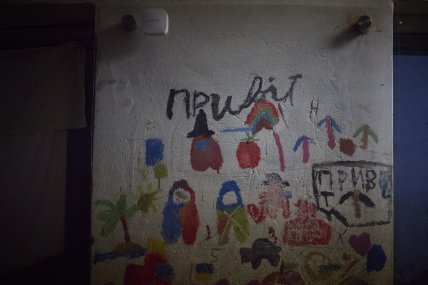 Зеленський спустився до \"підвалу смерті\", де росіяни тримали заручників (фото) Зеленський спустився до \"підвалу смерті\", де росіяни тримали заручників (фото)