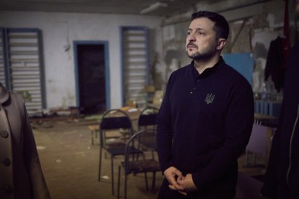 Зеленський спустився до \"підвалу смерті\", де росіяни тримали заручників (фото) Зеленський спустився до \"підвалу смерті\", де росіяни тримали заручників (фото)