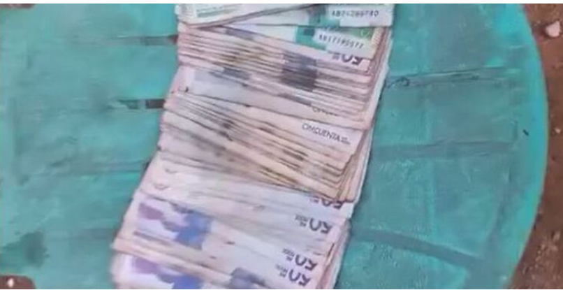 У Колумбії сталося “голлівудське” пограбування – гроші летіли на всі боки (ВІДЕО) У Колумбії сталося “голлівудське” пограбування – гроші летіли на всі боки (ВІДЕО)