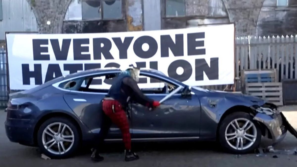 Британські протестувальники розтрощили Tesla Model S на друзки: відео - Auto24