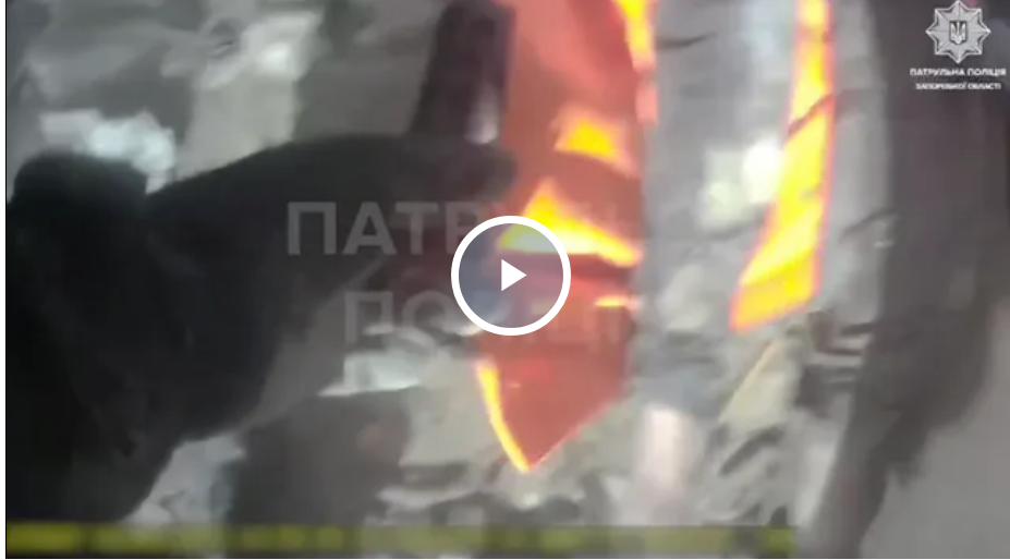 "У мене син горить там": поліція показала моторошні кадри після удару РФ по Запоріжжю "У мене син горить там": поліція показала моторошні кадри після удару РФ по Запоріжжю