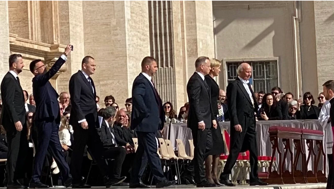 Перед похороном Папи кілька європейських політиків зробили селфі. Перед похороном Папи кілька європейських політиків зробили селфі.