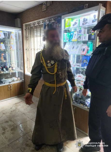 На Закарпатті священик УПЦ (МП) та його приятель гуляли селом у радянській військовій формі На Закарпатті священик УПЦ (МП) та його приятель гуляли селом у радянській військовій формі
