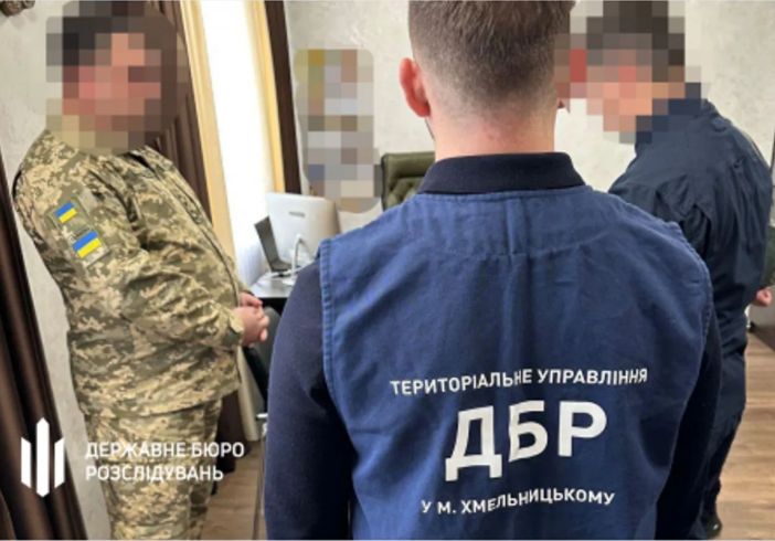 У Хмельницьку затримали проректора військової академії, який змушував підлеглих будувати йому будинок У Хмельницьку затримали проректора військової академії, який змушував підлеглих будувати йому будинок