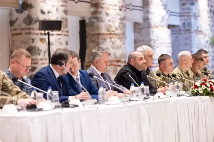 Українська делегація на переговорах спілкується із росіянами через перекладача - ЗМІ Українська делегація на переговорах спілкується із росіянами через перекладача - ЗМІ