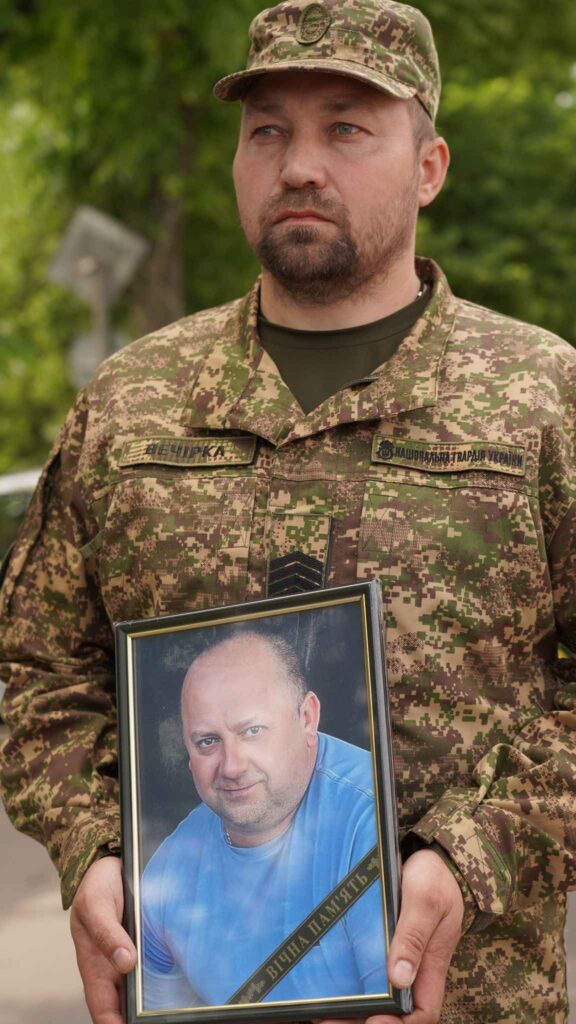 В Охтирці попрощалися з військовослужбовцем Сергієм Граділем, який загинув у Шостці від російського удару В Охтирці попрощалися з військовослужбовцем Сергієм Граділем, який загинув у Шостці від російського удару
