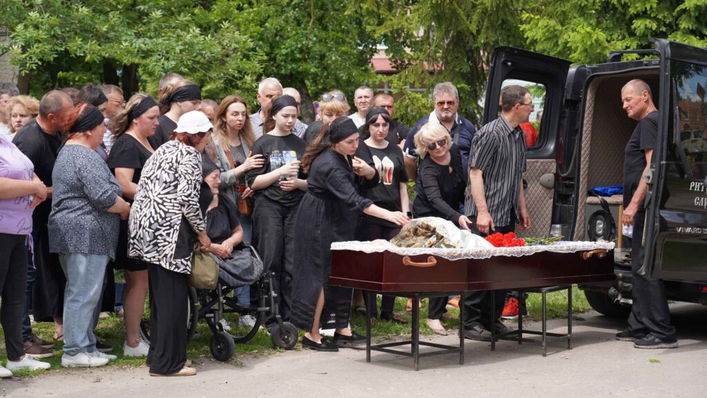 В Охтирці попрощалися з військовослужбовцем Сергієм Граділем, який загинув у Шостці від російського удару В Охтирці попрощалися з військовослужбовцем Сергієм Граділем, який загинув у Шостці від російського удару