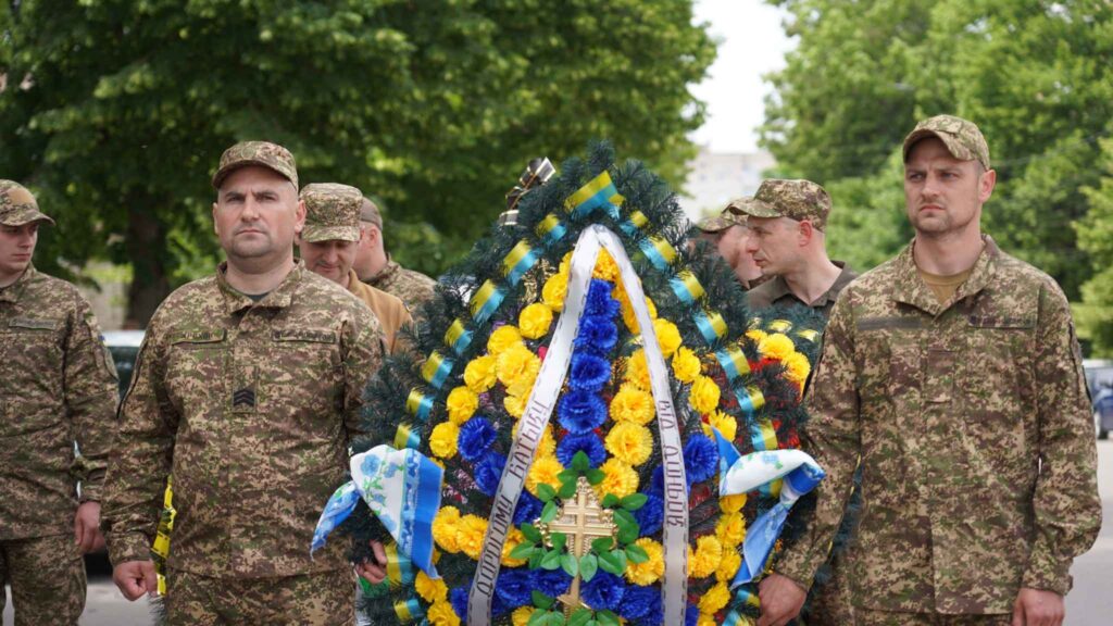 В Охтирці попрощалися з військовослужбовцем Сергієм Граділем, який загинув у Шостці від російського удару В Охтирці попрощалися з військовослужбовцем Сергієм Граділем, який загинув у Шостці від російського удару