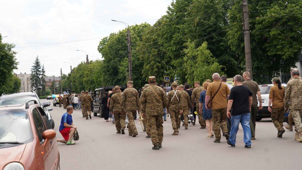 В Охтирці попрощалися з військовослужбовцем Сергієм Граділем, який загинув у Шостці від російського удару В Охтирці попрощалися з військовослужбовцем Сергієм Граділем, який загинув у Шостці від російського удару