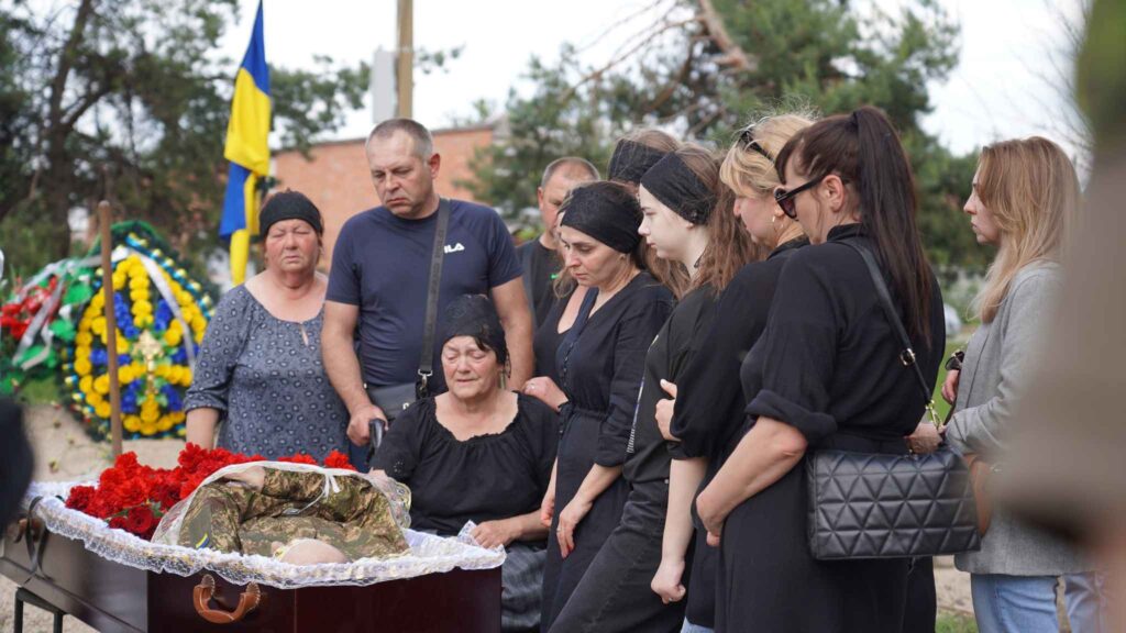 В Охтирці попрощалися з військовослужбовцем Сергієм Граділем, який загинув у Шостці від російського удару В Охтирці попрощалися з військовослужбовцем Сергієм Граділем, який загинув у Шостці від російського удару