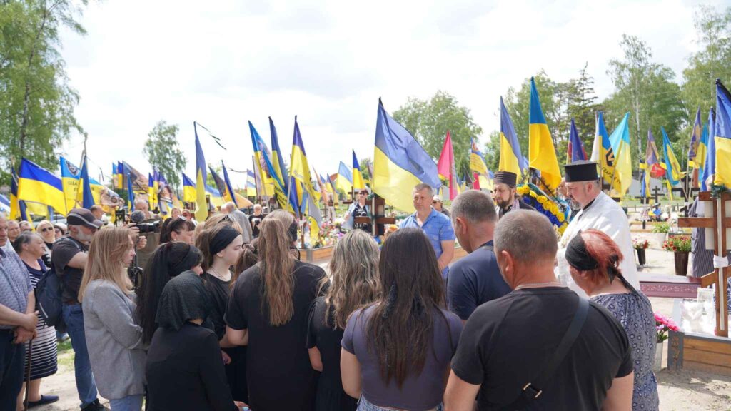 В Охтирці попрощалися з військовослужбовцем Сергієм Граділем, який загинув у Шостці від російського удару В Охтирці попрощалися з військовослужбовцем Сергієм Граділем, який загинув у Шостці від російського удару