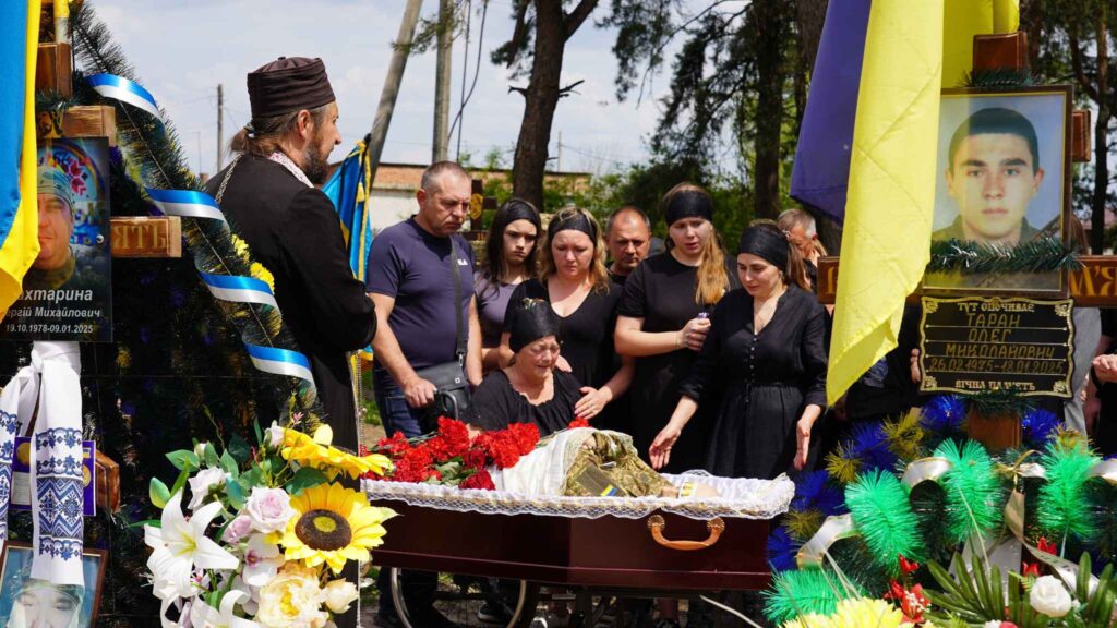 В Охтирці попрощалися з військовослужбовцем Сергієм Граділем, який загинув у Шостці від російського удару В Охтирці попрощалися з військовослужбовцем Сергієм Граділем, який загинув у Шостці від російського удару