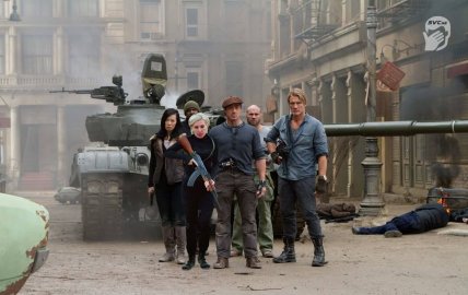 Верещук з автоматом стала зіркою мережі: українці роблять меми та жартують Верещук з автоматом стала зіркою мережі: українці роблять меми та жартують