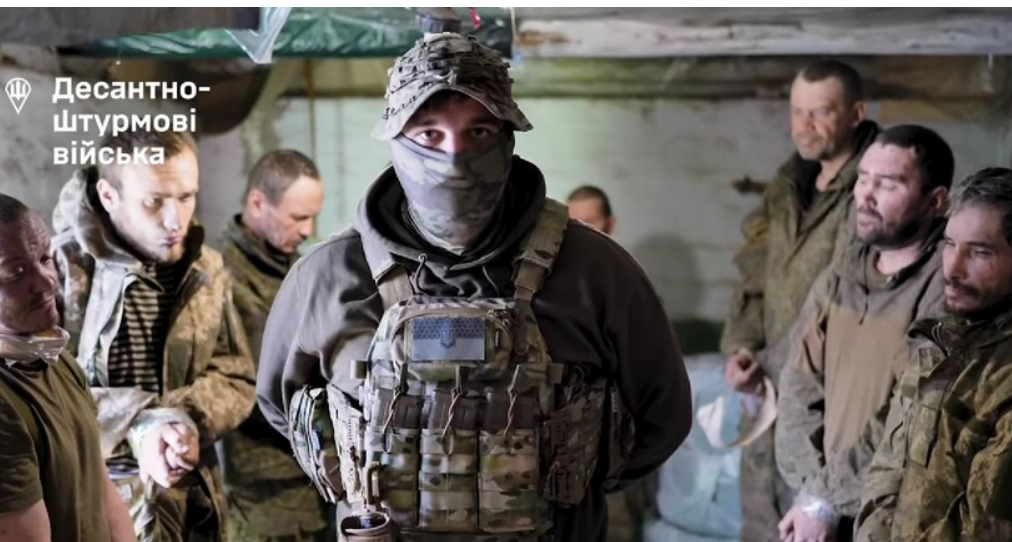 Десантники взяли у полон 10 військових рф на Курщині (відео) Десантники взяли у полон 10 військових рф на Курщині (відео)