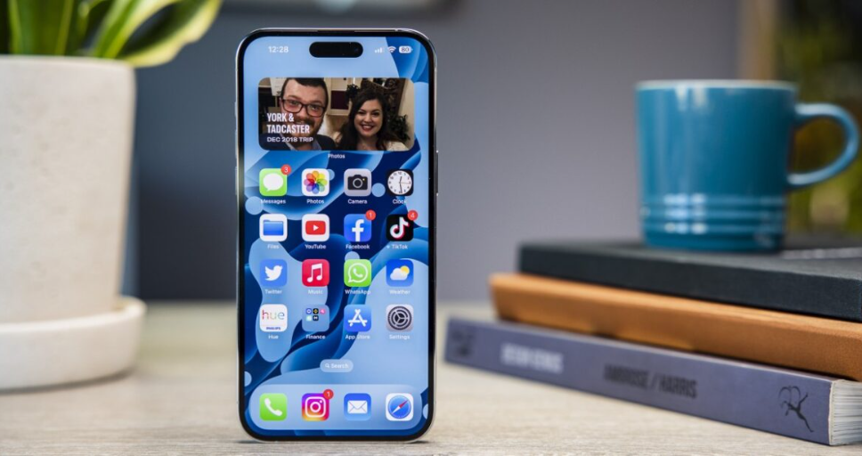 Жінка завдяки iPhone дізналась про зраду чоловіка: той подав в суд на компанію Apple Жінка завдяки iPhone дізналась про зраду чоловіка: той подав в суд на компанію Apple